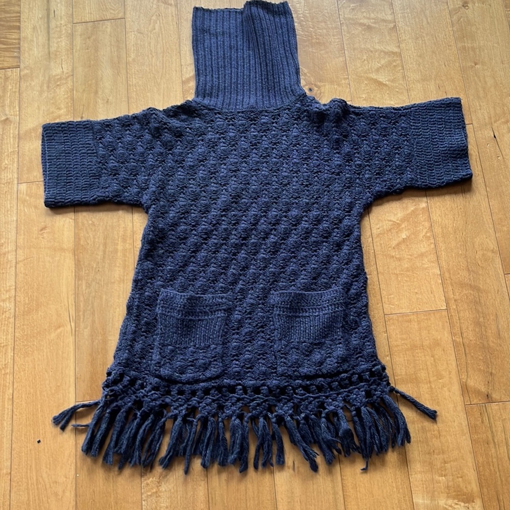 Sweater with fringes.